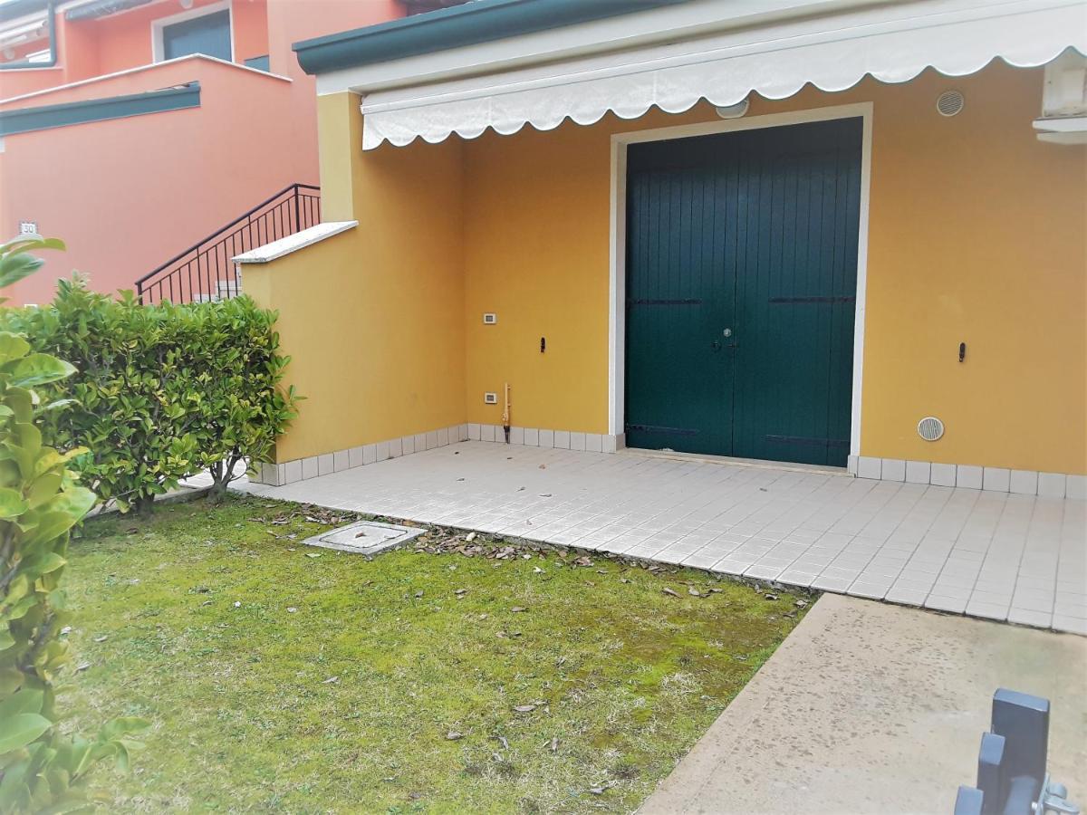 Iris 20 In Posizione Strategica, Indipendente, All'Interno Del Villaggio Dei Fiori Caorle Buitenkant foto